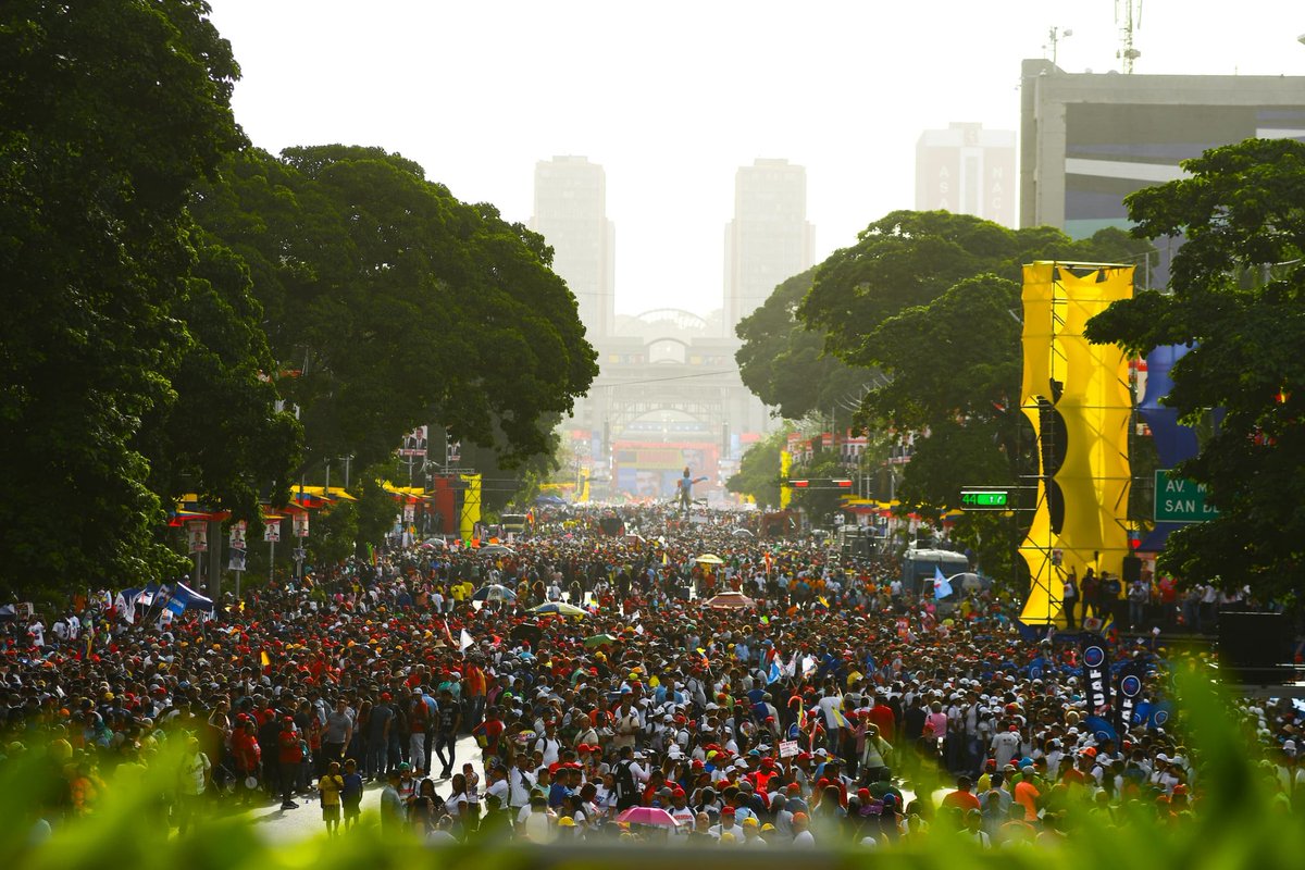 ¡Qué locura! 🫢

Miren cómo está la avenida Bolívar de Caracas sin contarles cómo están las adyacencias.

‼️Bastante pueblo hay aquí‼️

#MaduroPresidente