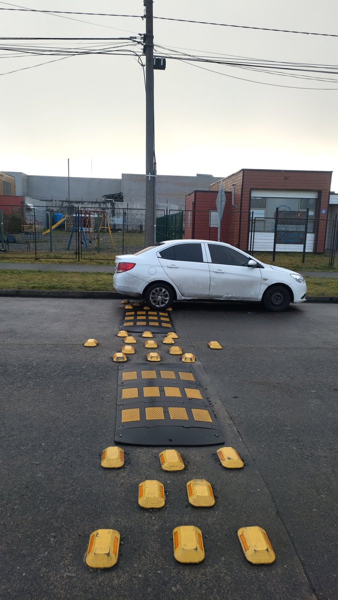 Hay que prohibir estacionar de esta manera en Volcán Choshuenco, Valle Volcanes.
Esto es todos los días.
Por que no hacer bien la pega de una vez...????
Siempre a medias....