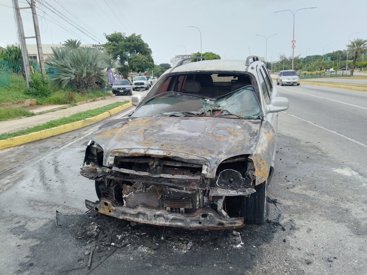 Transito_nvaesp's tweet photo. El la Av Jovito Villalva funcionarios adscritos al Cuadrante Vial Tres Maneiro, prestan los primeros auxilios a ciudadano por presentar incendio de Vehículo, con la finalidad de brindar el apoyo a nuestro pueblo Neoespartano.

🇻🇪¡Trabajamos Por Tu Seguridad!🇻🇪

🧡 https://t.co/uP1x568U8i