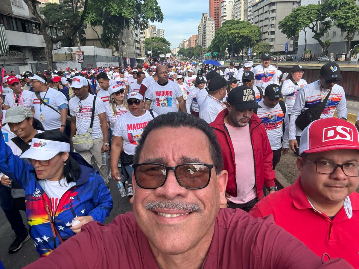 Inmensa la marcha de los trabajadores y trabajadoras de #PDVSA y el Ministerio de #Energía y #Petróleo reafirmando la victoria de #Nicolás este #28 de Julio.
#Elecciones2024