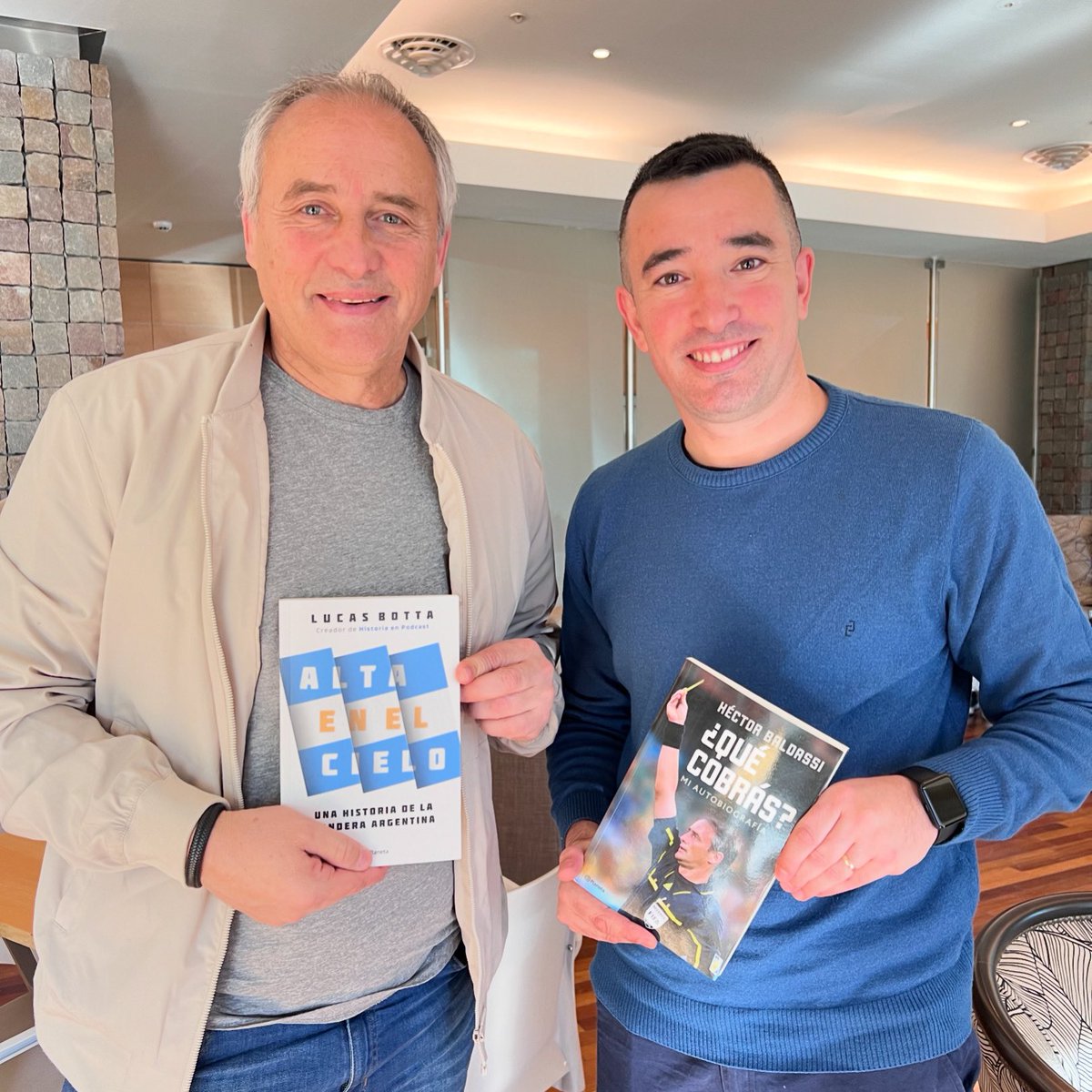 En compañía de un café y la sabiduría de la historia con Lucas Botta charlamos del éxito de su podcast “Historia en podcast”, de fútbol y del arte de revivir el pasado a través de un libro y tejer narrativas que conecten hechos con emociones. ¡Gracias Lucas por esta charla! 📚🙌🏼