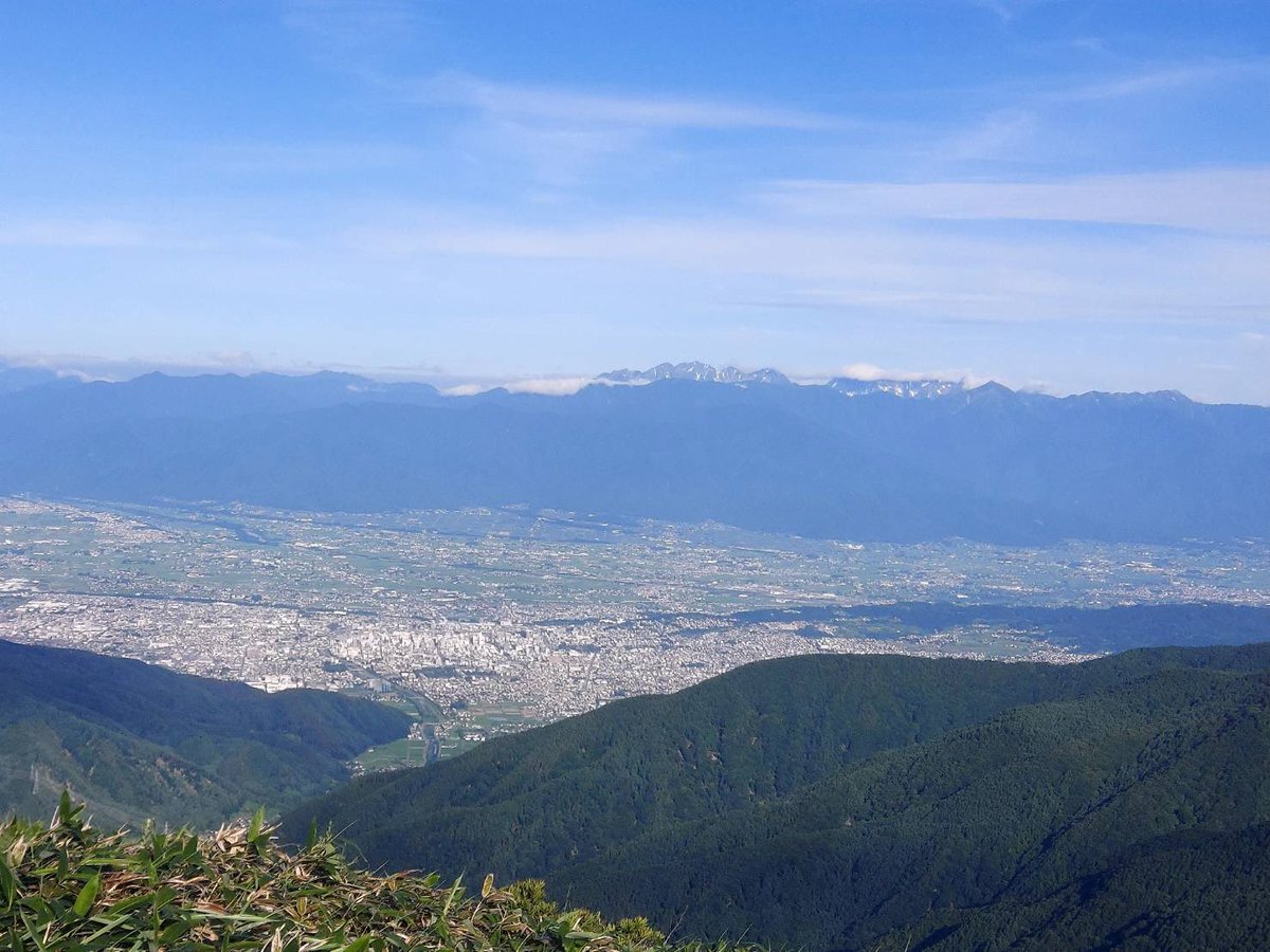 今朝の気温15.2℃
日の出前は濃い雲の中でしたが、ご来光予定時刻を過ぎた5時くらいから時折雲が取れて青空が見える瞬間が続いてます。　周りの山々は雲だらけてましたが上空は青空がある程度広がっているようです。

#ビーナスライン
