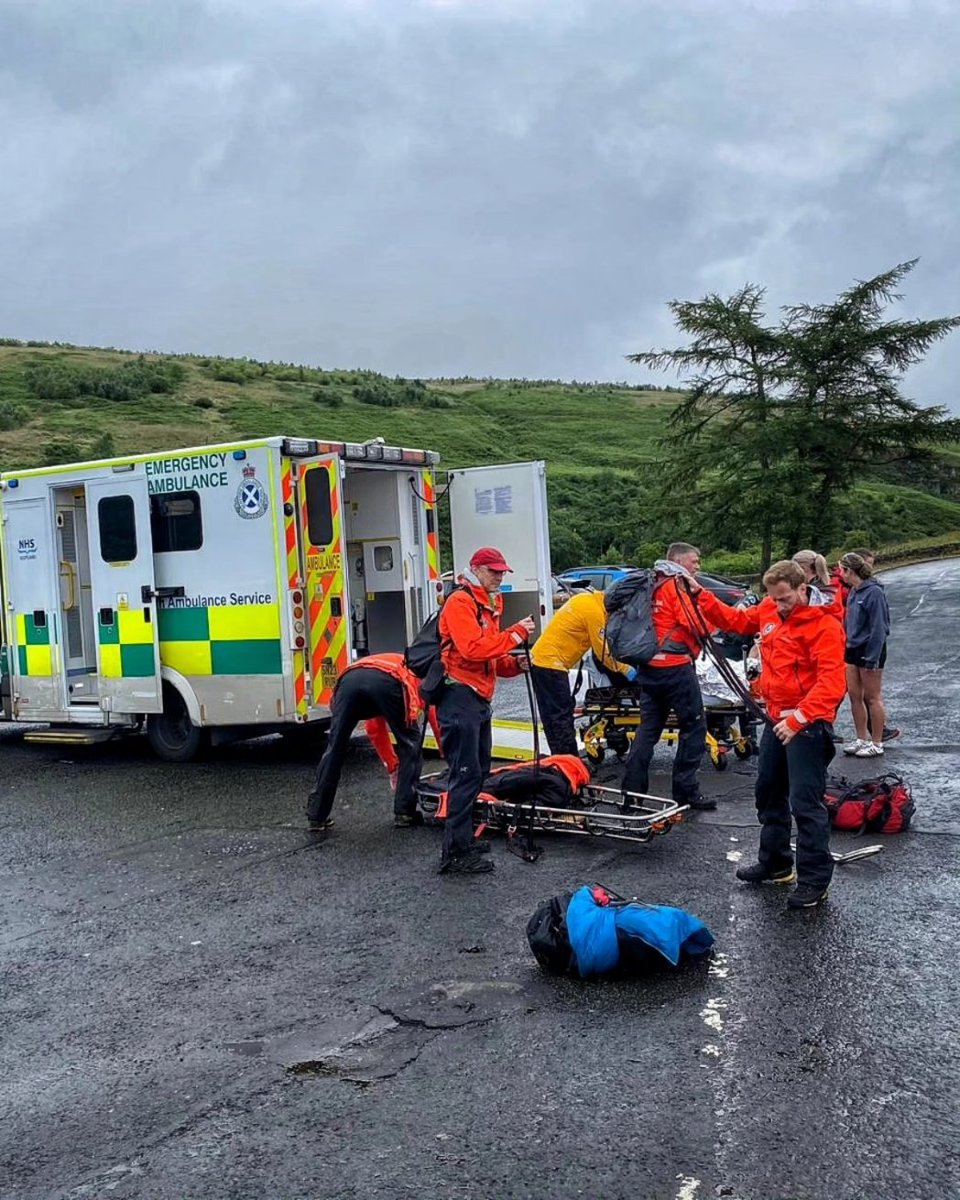 LomondMRT's tweet image. #CallOut 25/24
At 12:58 this afternoon, Lomond MRT were called to assist with a walker who had sustained a lower leg injury on the Campsie Fells.
Following initial assessment and treatment, the casualty was stretchered off the hill to a waiting ambulance.