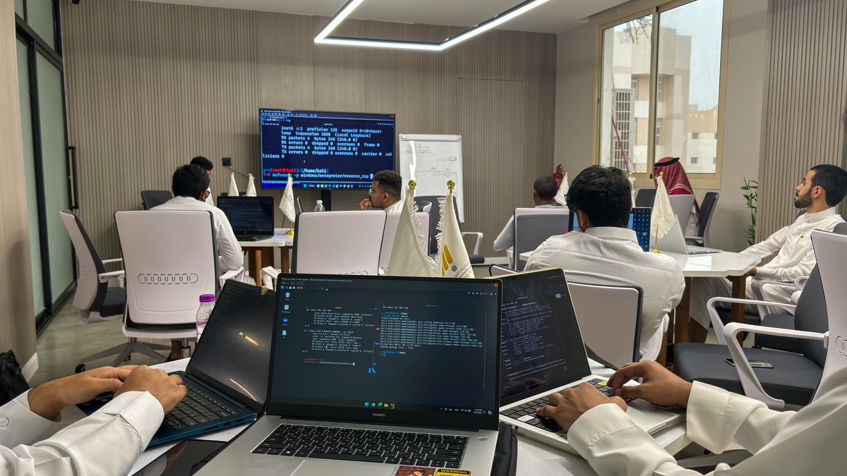 Fada_Tech0's tweet photo. 📸مقتطفات من دورة "اختبار الاختراق باستخدام Metasploit"! 💻🔍

#الأمن_السيبراني #فضاءتك https://t.co/JhhwnvTkNv