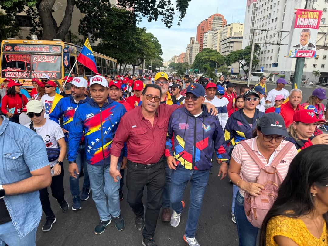 Con los jefes de #PDVSA #Oriente Duglas Ávila, José Manuel Castro, Itsvhan Calma y nuestro héroes y heroínas petroleros marchando por la #victoria aplastante del camarada Pte #NicolasMaduro este 28J.
#Elecciones2024
