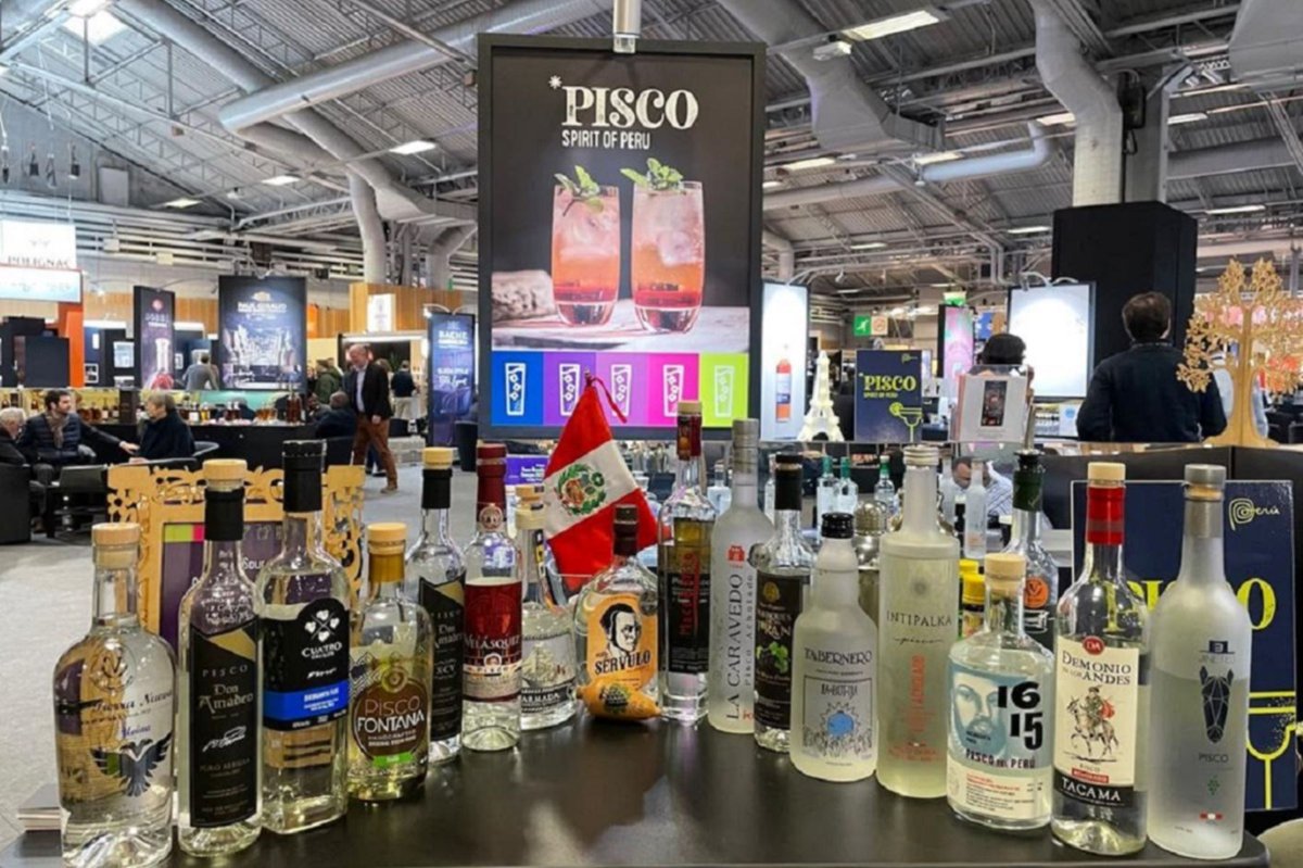 Agencia_Andina's tweet photo. 🇵🇪🍹El libro “Pisco: its Name, its History”, escrito en inglés por el embajador Gonzalo Gutiérrez Reinel, fue concebido con un propósito: “defender internacionalmente la denominación de origen” de nuestra bebida bandera. https://t.co/9LOQLH8u27

✍Por Jessica Olaechea (@jolach75) https://t.co/EWc9ZowOSP