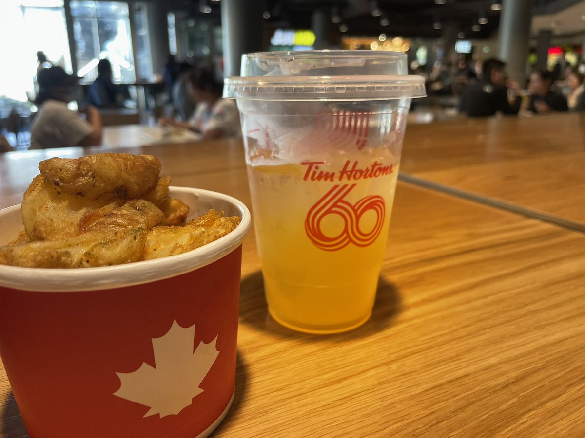 TokyoSR120's tweet photo. 🇺🇸アメリカ生活を終えて🇨🇦カナダに帰ってきました✈️

お友達に会って免許取得の報告したり、観光して過ごす予定です😊

なお試験後のアメリカでは零戦52型、彗星、秋水などを拝見出来て大満足でした👍 https://t.co/wwSBIdI6kt