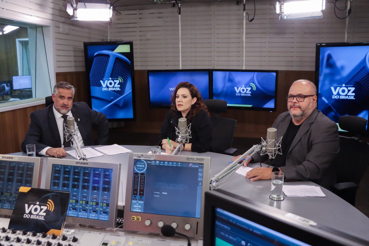 Dia de festa no @CanalGov 🎉🥳 Hoje o ele comemora 1 ano no ar, um marco da retomada da separação entre a comunicação governamental e a pública. Nesse um ano o Canal Gov vem se dedicando à evidenciar as ações do Governo Federal, sendo fonte segura e transparente de informação.