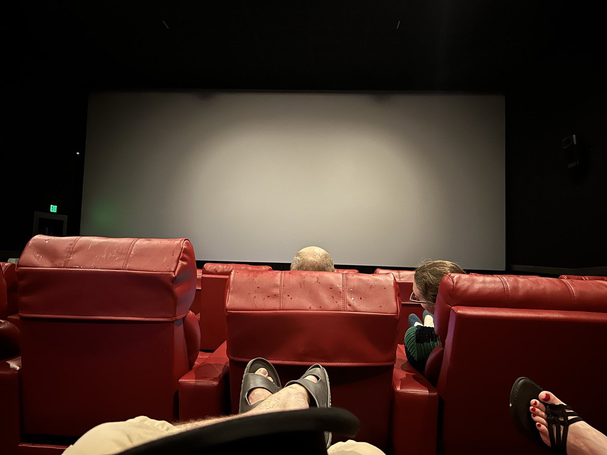 Railvas's tweet image. #Deadpool3 @VancityReynolds showed up to watch Deadpool 3. After the previews the projector crashed and we have been sitting here for 40 minutes looking at nothing. So, can you sum up the movie in 280 characters and I will share it with my fellow movie goers in the theater?