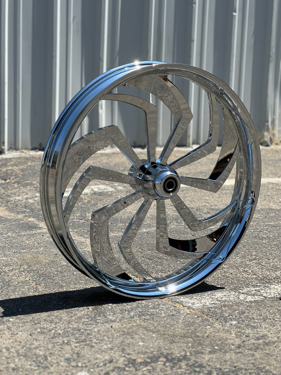 SINISTERWHEEL's tweet photo. The Dolce Wheel in Chrome might be the perfect combination. Black &amp; Machined vs Chrome? Drop a comment.

DM for more info or availability.

#dolce #roadglide #streetglide #harleydavidson #indianmotorcycle #victorymotorcycles

American-Made 
https://t.co/qJy6TAz0yA https://t.co/JJFbJCTu2y
