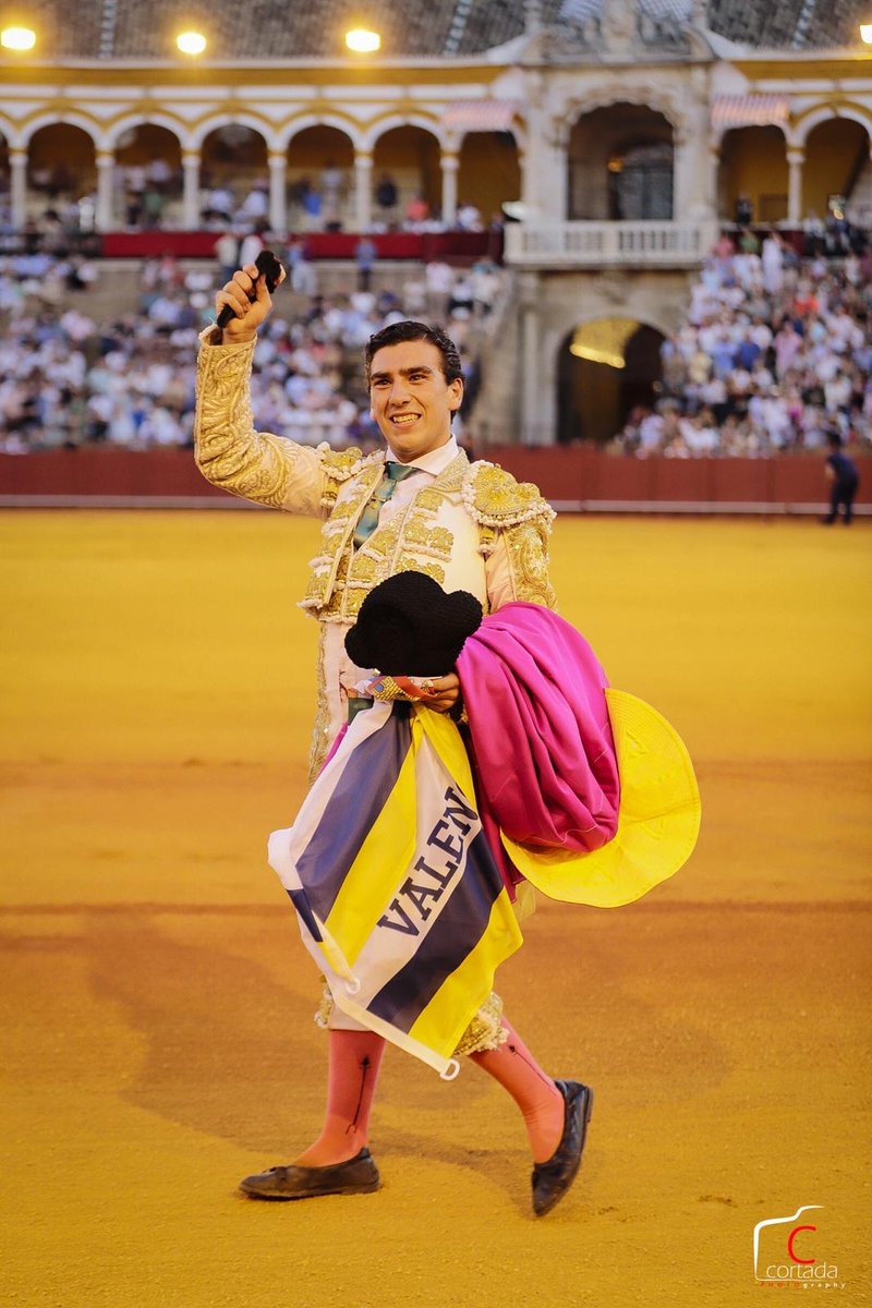ramonvalencina's tweet photo. Un TORERO por derecho. Hoy Pepe Martínez ha demostrado que quiere ser torero en el coso de @maestranzapages.
Su pueblo ,Valencina de la Concepción y Sevilla lo han llevado en volandas para tocar la gloria con sus manos y proclamarse triunfador.
ENHORABUENA TORERO
📸#jacortada https://t.co/WAEmTof2gw