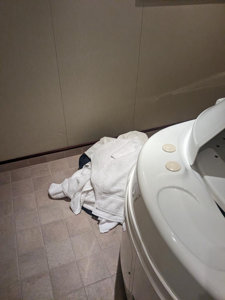 lpbrunet's tweet photo. Hace un mes hice un crucero con #Norwegian #Norwegianpearl reserve un servicio de spa y me dieron un cuarto sucio. Sigo sin tener una respuesta de parte de la compañía.  "washi washi your hands" y ahí no cuidan la higiene. 
#limpieza #spa
#pearl
Cuidado cuando vayan de crucero. https://t.co/qKKVfPJiwS