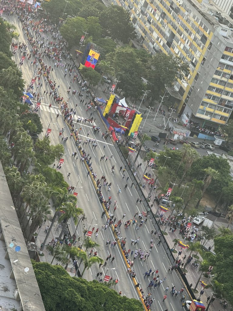 JcPereiraRod's tweet photo. Solo 3 cuadras de la Avenida Bolívar ha podido llenar el chavismo en este cierre de campaña https://t.co/4IvrfTKxmV
