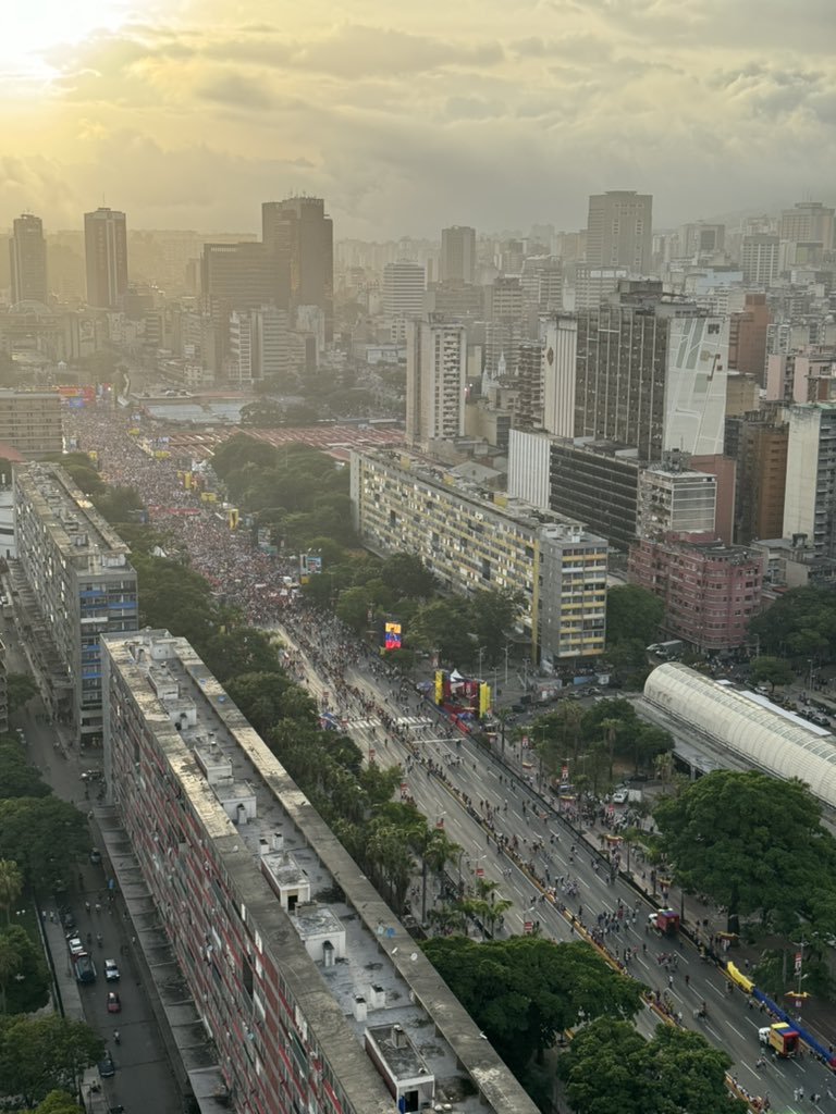JcPereiraRod's tweet photo. Solo 3 cuadras de la Avenida Bolívar ha podido llenar el chavismo en este cierre de campaña https://t.co/4IvrfTKxmV