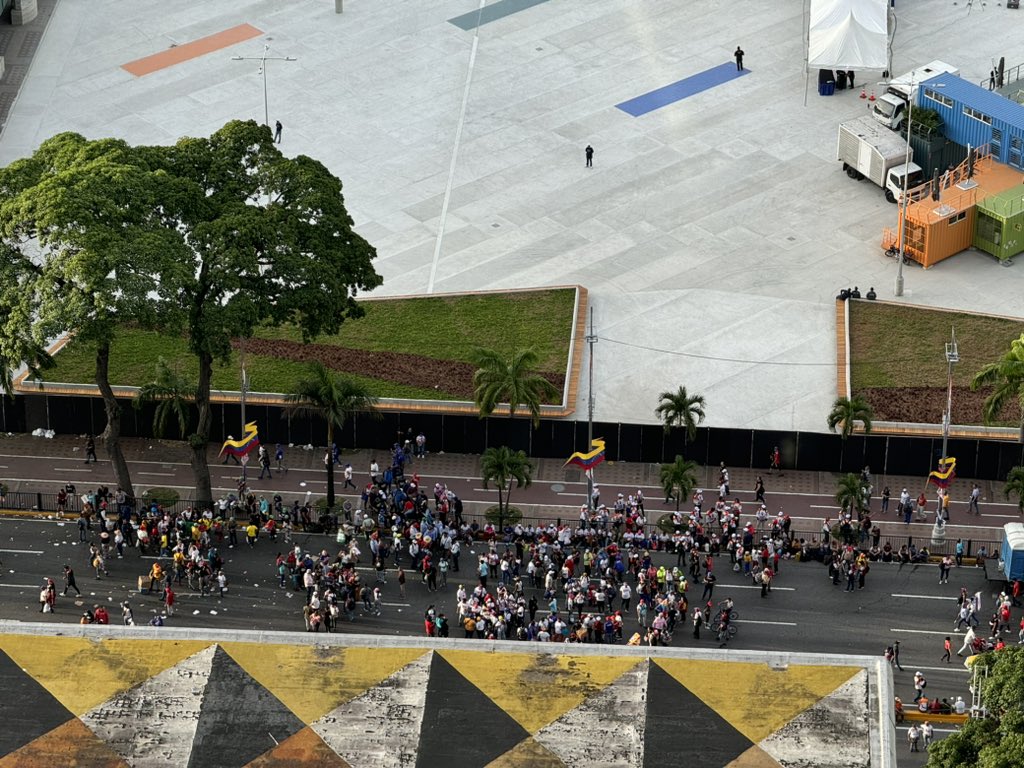 JcPereiraRod's tweet photo. Solo 3 cuadras de la Avenida Bolívar ha podido llenar el chavismo en este cierre de campaña https://t.co/4IvrfTKxmV