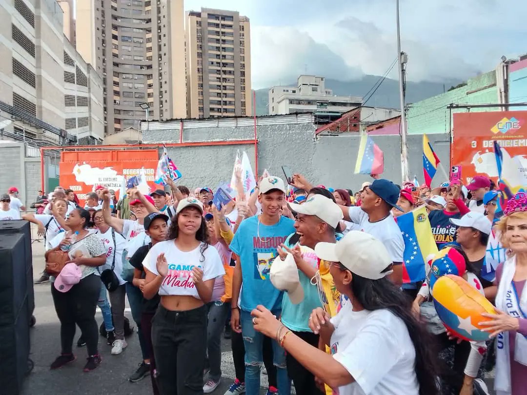 UPTvallesdeltuy's tweet photo. El huracán universitario está en #Caracas. 

Respaldando cada logro en materia universitaria, y reafirmando la territorialización del conocimiento. 

#universitariosconelgallopinto https://t.co/GUD6iGEsHQ