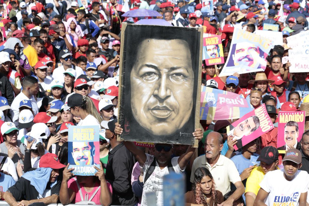 #AsiLoDijo📰|“Caracas lo volvimos a hacer, otra vez en las calles de punta a punta, por las avenidas y las autopistas de la capital de la República”, dijo el Presidente Pueblo <a href="/NicolasMaduro/">Nicolás Maduro</a>, ante multitudinaria concentración en apoyo a su candidatura y que demuestra que la