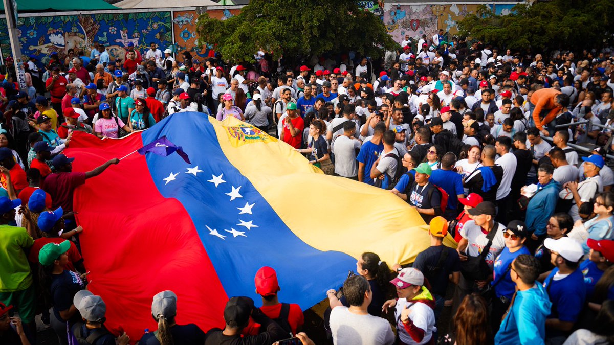 romanmanigliave's tweet photo. Las calles de Caracas se desbordan con el pueblo que ama a la Patria de Bolívar, y respalda al #GalloPinto @NicolasMaduro rumbo a la Gran Victoria Popular este #28Jul https://t.co/A4jOFAXPZV