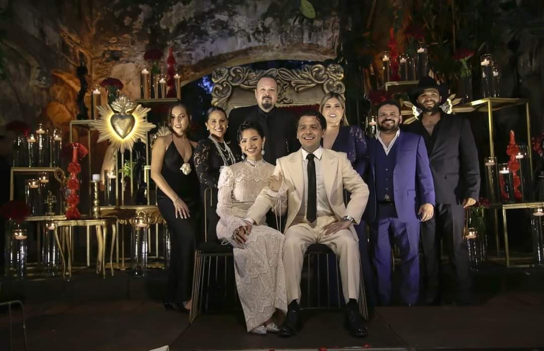 julianbarragan's tweet photo. Christian Nodal le entregó anillo a Belinda, tuvo una hija con Cazzu y ahora se casó con Ángela Aguilar. Estamos esperando saber con quien va a ser la luna de miel. https://t.co/oiPtlAYW0s
