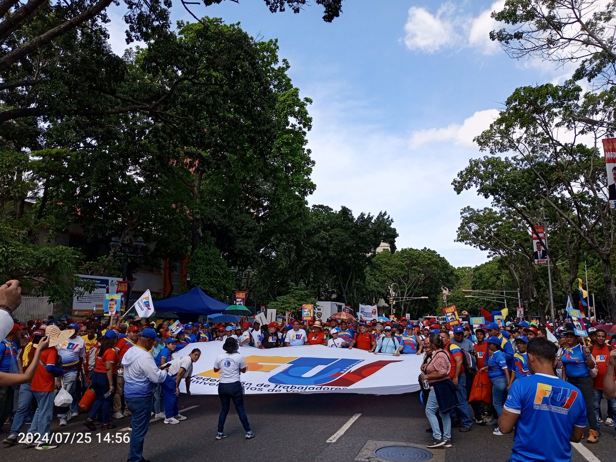 FtuvOficialVe's tweet photo. #25Jul La clase trabajadora universitaria desde temprano presente en cierre de Campaña de nuestro Candidato Obrero @NicolasMaduro. La Furia Bolivariana de la #FTUV en la Calle Nosotros con Nico Venceremos!
@cbolivariana @FtuvOficialVe
@CELopez1112 @yonemedina2512
@roberadonay https://t.co/dtixsYoB6a
