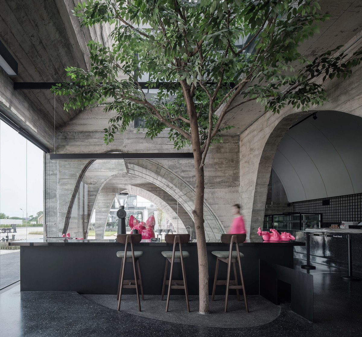 A new coffee shop in Thailand called French Kitsch III blends material inspiration with creative spatial design for a unique experience. Bangkok-based TOUCH Architect designed the delightful cavernous concrete space. 📸 Metipat Prommomate #Architecture

archinect.com/news/article/1…