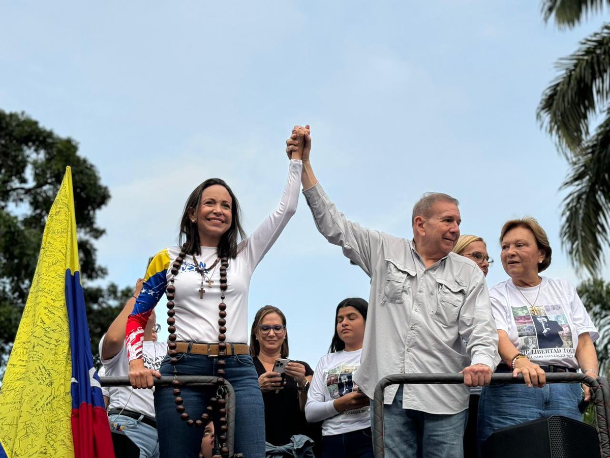 ConVzlaComando's tweet photo. ¡Llegamos a Las Mercedes con todo! 

Así va nuestro candidato @EdmundoGU junto a @MariaCorinaYA. 

Caracas respondió y estamos en la calle para demostrar que en 3 días ganamos.

#VamosAGanar https://t.co/RyJaCyHDbV