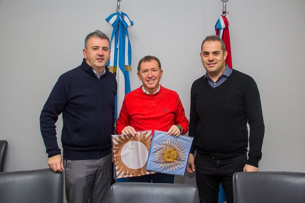 DanteVRossi's tweet image. Hice entrega de banderas de Argentina y de Córdoba a instituciones educativas de La Falda. Recibieron esta donación el Intendente @DiemingerJavier y el Secretario de Gobierno @gonzamurua78. En esta Córdoba, debemos seguir potenciando la educación, construyendo un futuro mejor 🇦🇷