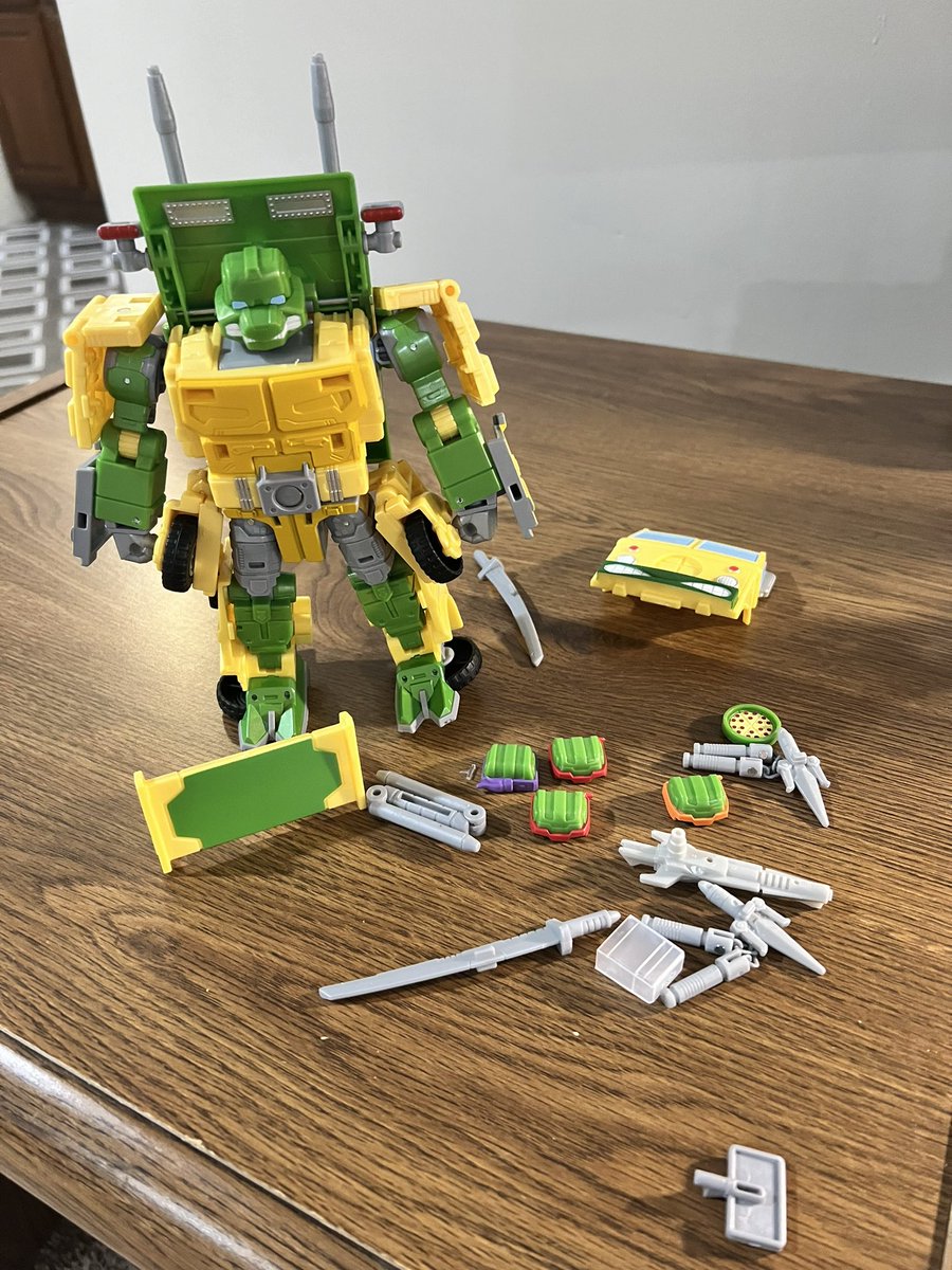brettfields85's tweet photo. @Hasbro I just opened my Party Wallop transformer I ordered from @GameStop and he came with two red Raph head tops and I didn’t get the blue Leonardo head top. Can you send me the blue head top piece? Leonardo is my favorite turtle so I’m thoroughly disappointed. https://t.co/owi15KtXb1
