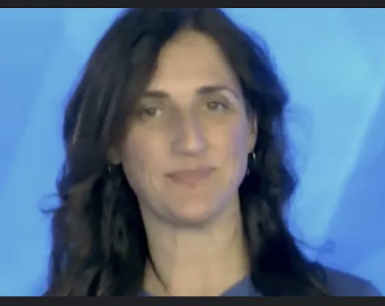 Hay personas que te marcan de por vida

Da igual que a los 43
nos viéramos de año en año, 
cuando de los 19 a los 24
nos pasaba día tras día

Precisamente porque fuese
un año entero, o un día al año
siempre, cuando nos veíamos…
nos crecía una sonrisa

Gracias niña  <a href="/elsallorente/">Elsa Llorente</a>