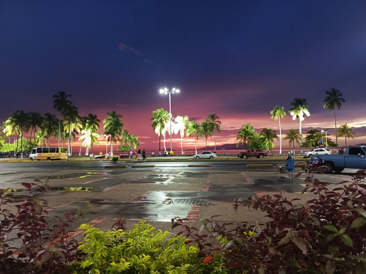 JoannaZabala's tweet image. Una hermosura de atardecer en el Paseo Colón de Puerto La Cruz a pesar del día lluvioso 😍