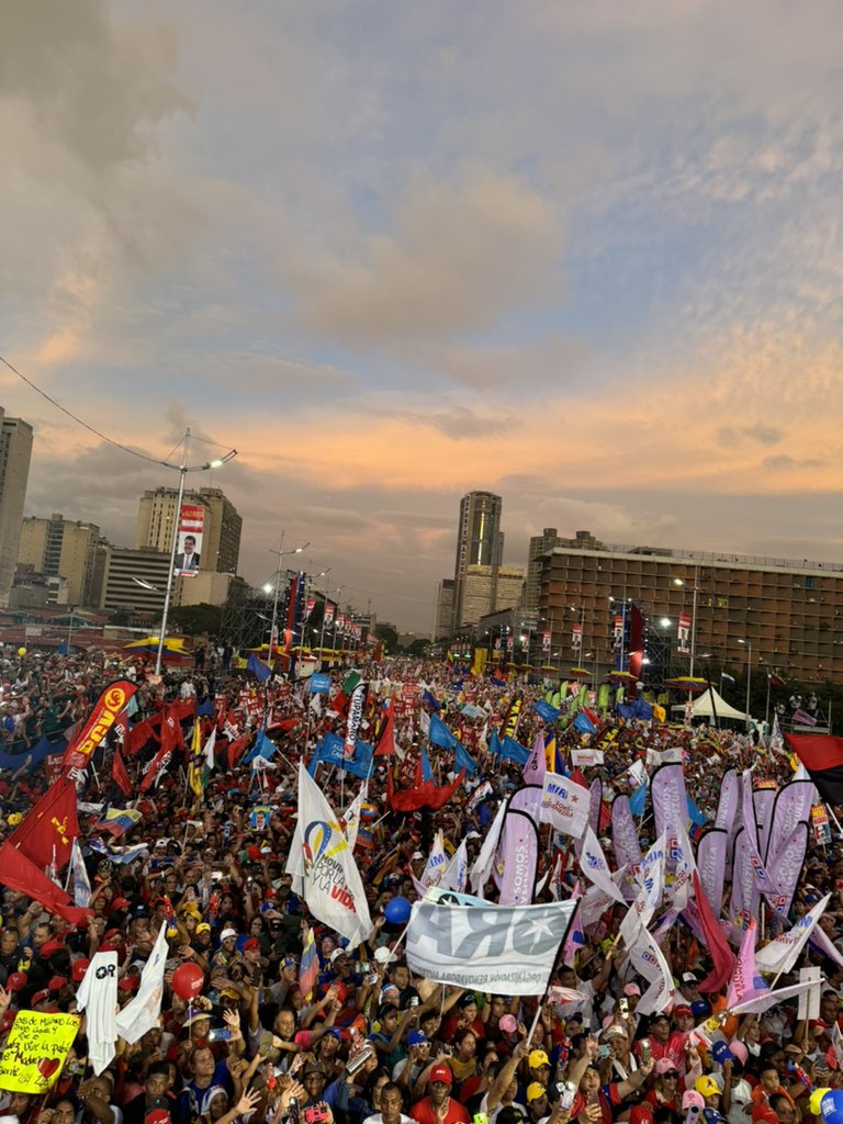 Yvan Gil (@yvangil) on Twitter photo Así está la Av. Bolívar de Caracas, #Venezuela, la avenida más grande de nuestro país. Ha sido una campaña épica que coronará en una victoria popular histórica, dedicada a #Chávez, Padre y Maestro de todas y todos nosotros!! Este #28J gana <a href="/NicolasMaduro/">Nicolás Maduro</a> Así está la Av. Bolívar de Caracas, #Venezuela, la avenida más grande de nuestro país. Ha sido una campaña épica que coronará en una victoria popular histórica, dedicada a #Chávez, Padre y Maestro de todas y todos nosotros!! Este #28J gana <a href="/NicolasMaduro/">Nicolás Maduro</a>