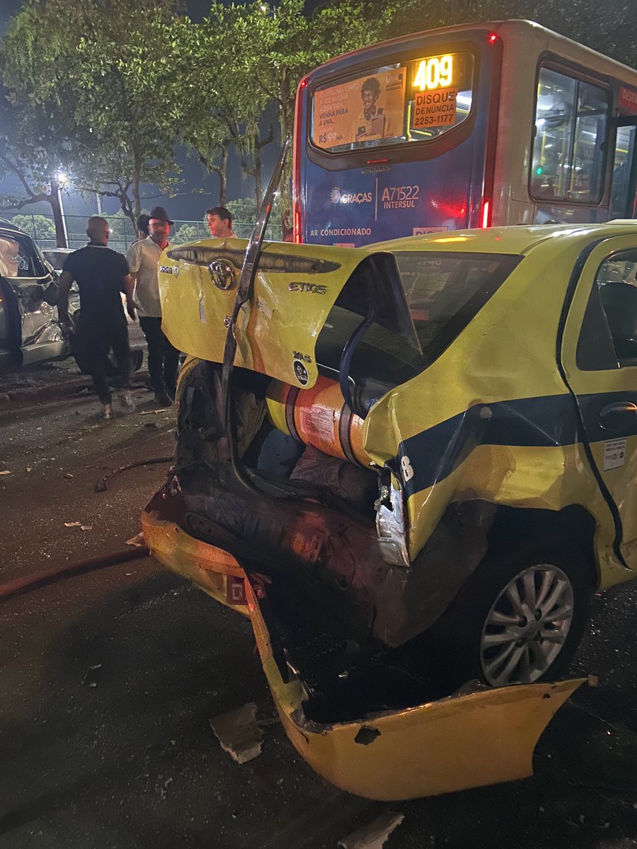 renanbacellar's tweet photo. Ataque de fúria! Motorista do 409 lambretou mais de 8 carros no Aterro, próximo ao prédio da Manchete. @OperacoesRio #acidente #riodejaneiro https://t.co/ju8eKKrrJe