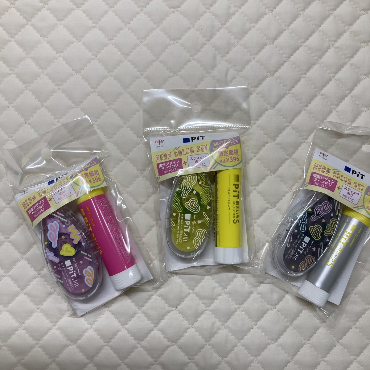 nagahama_shoten's tweet photo. テープのりとスティックのりセットのご紹介です
限定柄 割引しています
工作などにいかがですか
#tombox #トンボ #のり https://t.co/SfBHq2D347