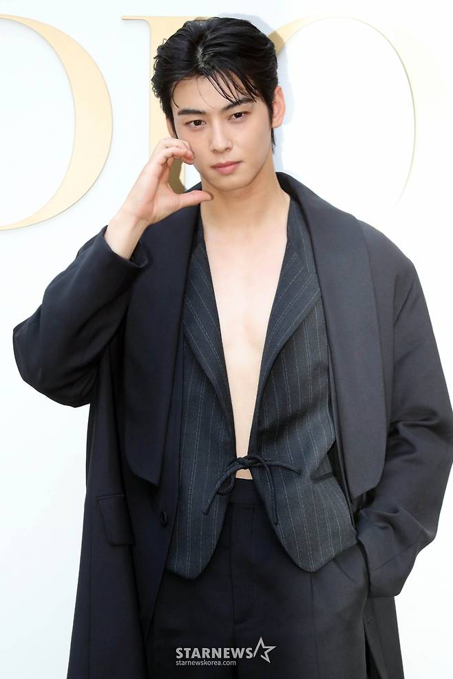 #ChaEunWoo reportedly to lead drama <#TheWonderFools>(prev. The B-Team) along with #ParkEunBin, it's about flawed superheroes whose superpowers are exercised regardless of their intentions.

Cha will act as a mysterious parachute civil servant Lee Woon-jung who has many secrets