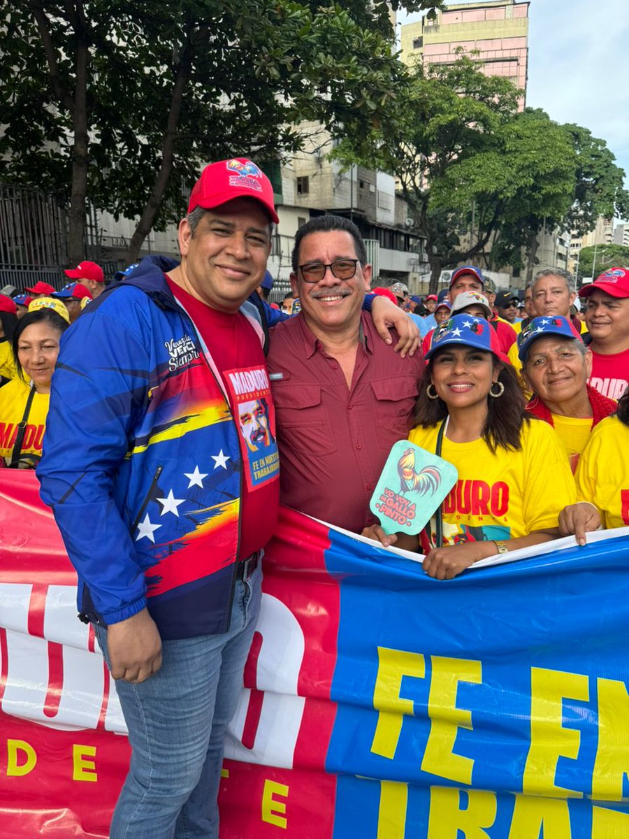 Con las #Mujeres de #PetroMujer y el Vicepresidente de #PDVSA Gas David Molina en la marcha del triunfo del Camarada Presidente #NicolasMaduro.