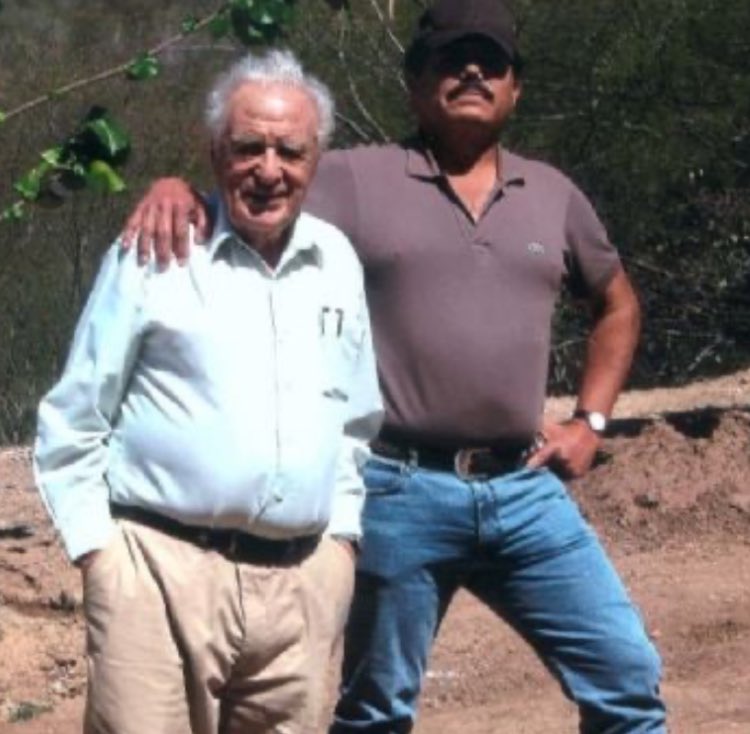 sabio28's tweet photo. El Mayo Zambada es el último de los narcos de la vieja escuela en México. Bajo perfil, nunca piso una cárcel mexicana, casi no hay fotos de él, excepto las que se tomó con Julio Scherer para Proceso cuando lo entrevistó. Su captura en USA parece más bien un acuerdo. #narcos || https://t.co/BB6wZnLkBF