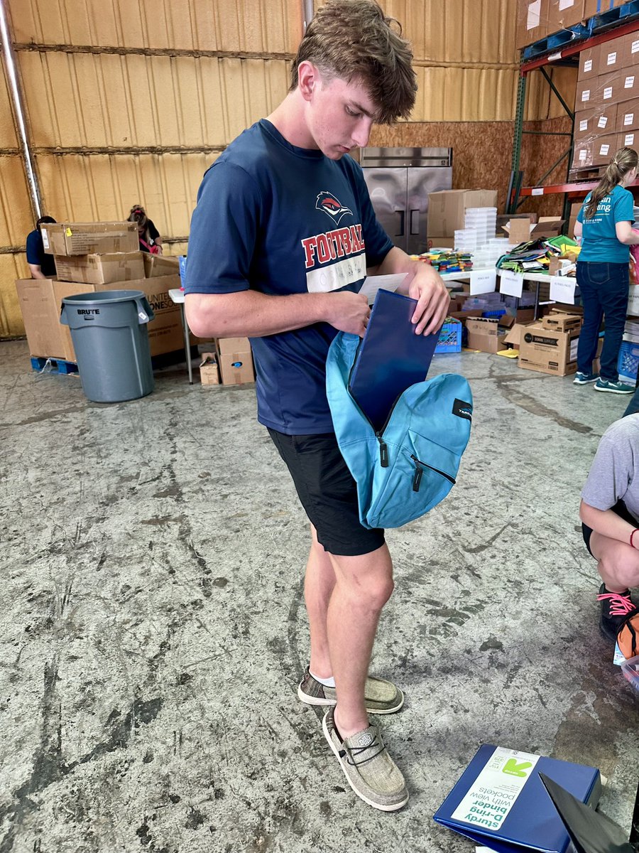Alex_Osterman81's tweet photo. Today I had the opportunity to help Grace Bridge fill over 100 backpacks for their upcoming “I Got Your Back” back to school event. #gracebridge #igotyourback #CommunitySupport #volunteer https://t.co/C8OkhinQHB