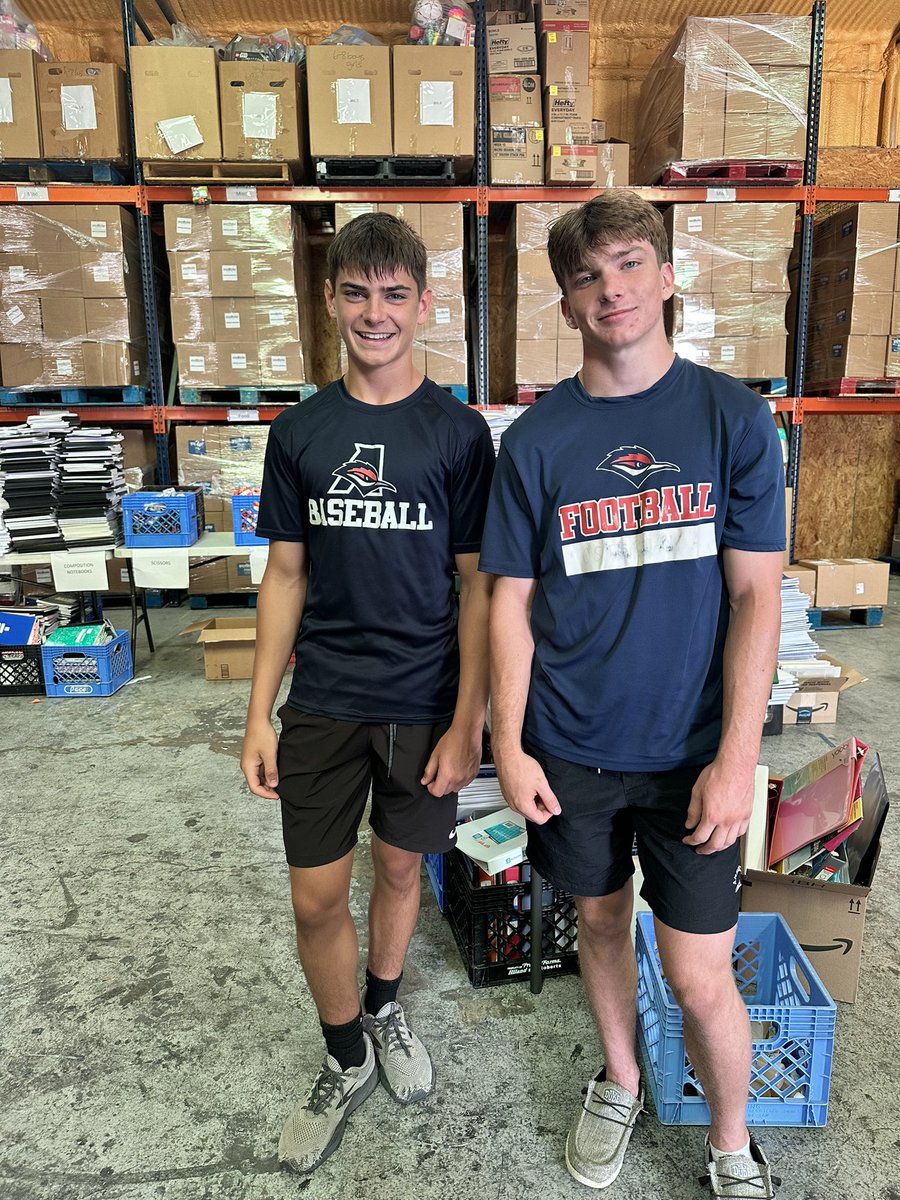 Alex_Osterman81's tweet photo. Today I had the opportunity to help Grace Bridge fill over 100 backpacks for their upcoming “I Got Your Back” back to school event. #gracebridge #igotyourback #CommunitySupport #volunteer https://t.co/C8OkhinQHB
