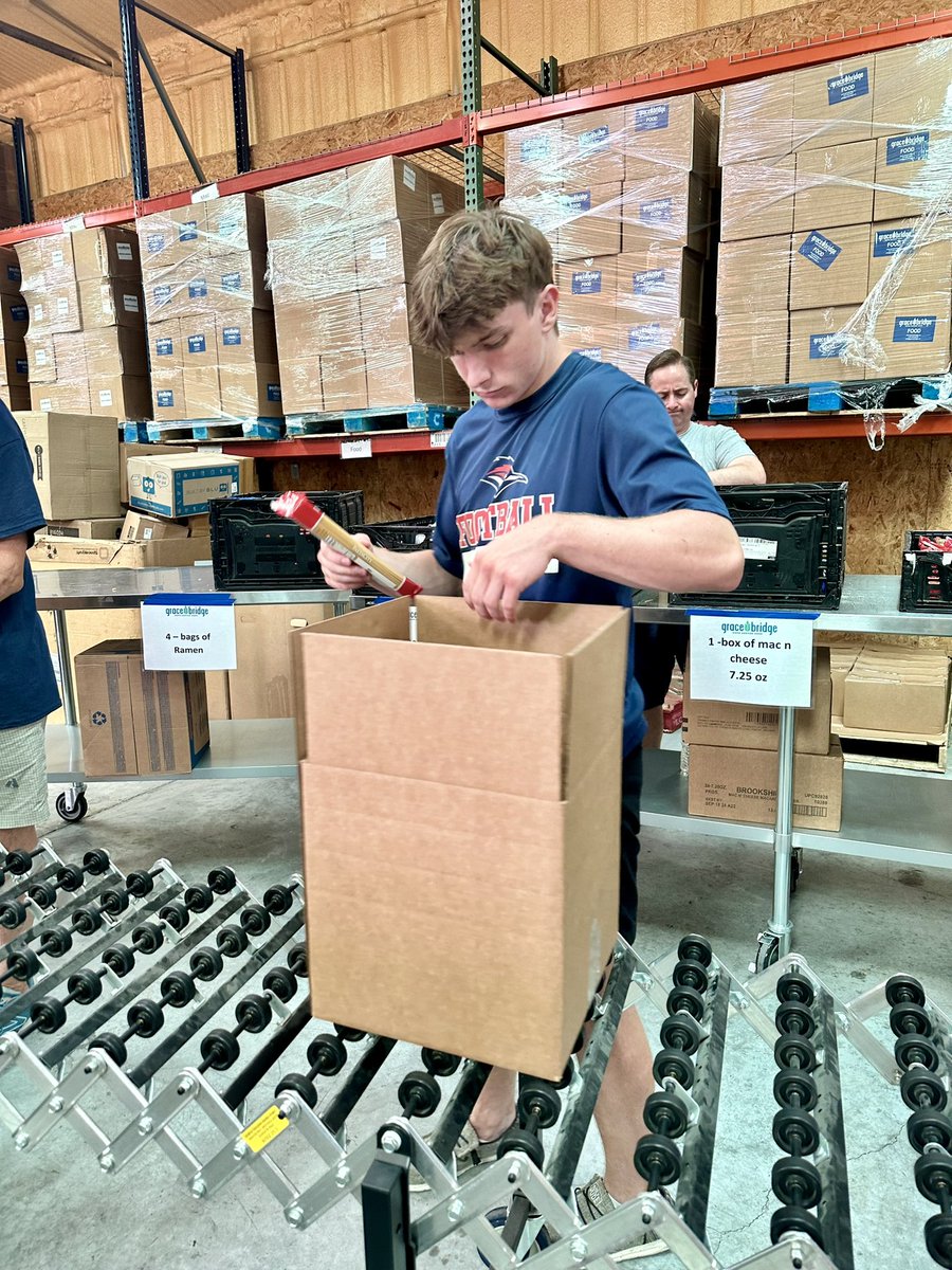 Alex_Osterman81's tweet photo. Today I had the opportunity to help Grace Bridge fill over 100 backpacks for their upcoming “I Got Your Back” back to school event. #gracebridge #igotyourback #CommunitySupport #volunteer https://t.co/C8OkhinQHB