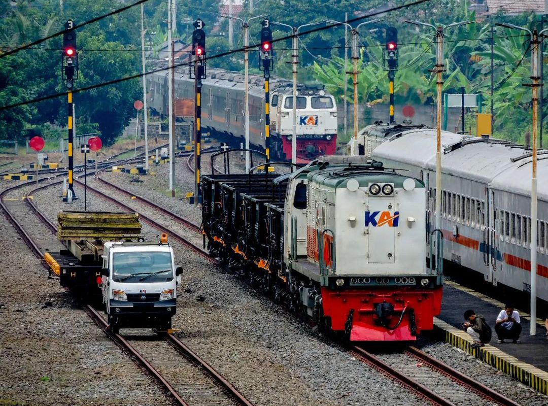 KAI121's tweet photo. Tidak semua orang bisa menyukaimu. Jadi, jangan diperdebatkan dan tetap berjalan dengan caramu sendiri. Kamu juga nggak perlu merasa kalah atau menang, yang penting hati senang dan hidupmu tenang. Dia yang membencimu, barangkali cuma bingung bagaimana cara mencintaimu. 😎

Selamat pagi, #SahabatKAI

#JumatBerkah #KAI121

📸rony.ramdhani_25 (IG)