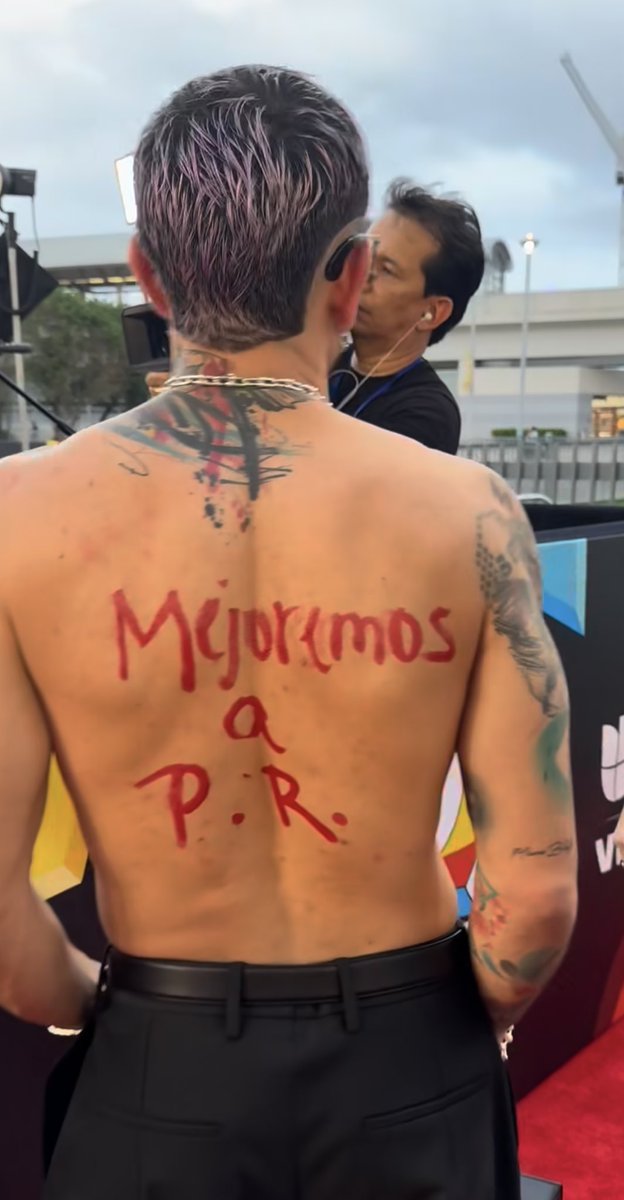 itscarlosivan's tweet photo. “Inscríbete y vota, mejoremos a PR” - Así llega Lenny Tavárez a la alfombra roja de Premios Juventud en PR🇵🇷 https://t.co/861Wb1gnm2