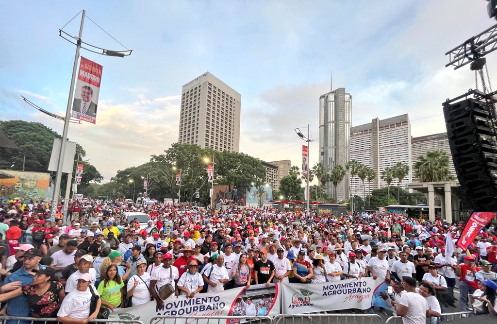 Viceagrourbana's tweet photo. 🌱 Con alegría y sentir revolucionario, el Movimiento Agrourbano reafirma su apoyo a @NicolasMaduro en el cierre de campaña "Venezuela Nuestra Siglo XXI" rumbo al #28Julio. 🇻🇪🐓✊🏻

#EsperanzaCalleYPaz https://t.co/QV0GAlGvGj