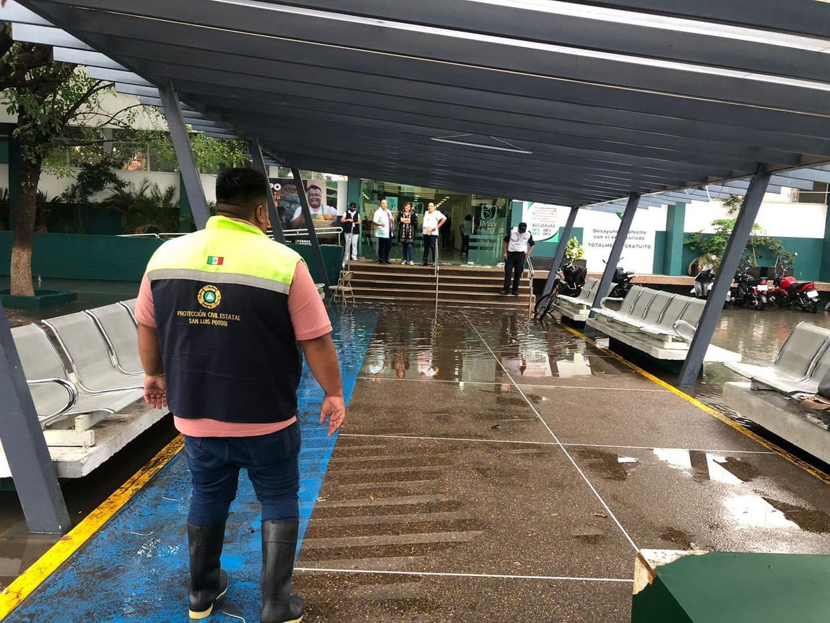 OmarNNoticias's tweet photo. #Enterate | SE INDUNDA EN HOSPITAL DE CUAUHTÉMOC 

Personal de protección civil apoya en el Hospital General número 2 del IMSS donde se reporta el ingreso de agua a zona de calderas la cual se encuentra a lado de sub estación eléctrica https://t.co/r3gFylHh4P