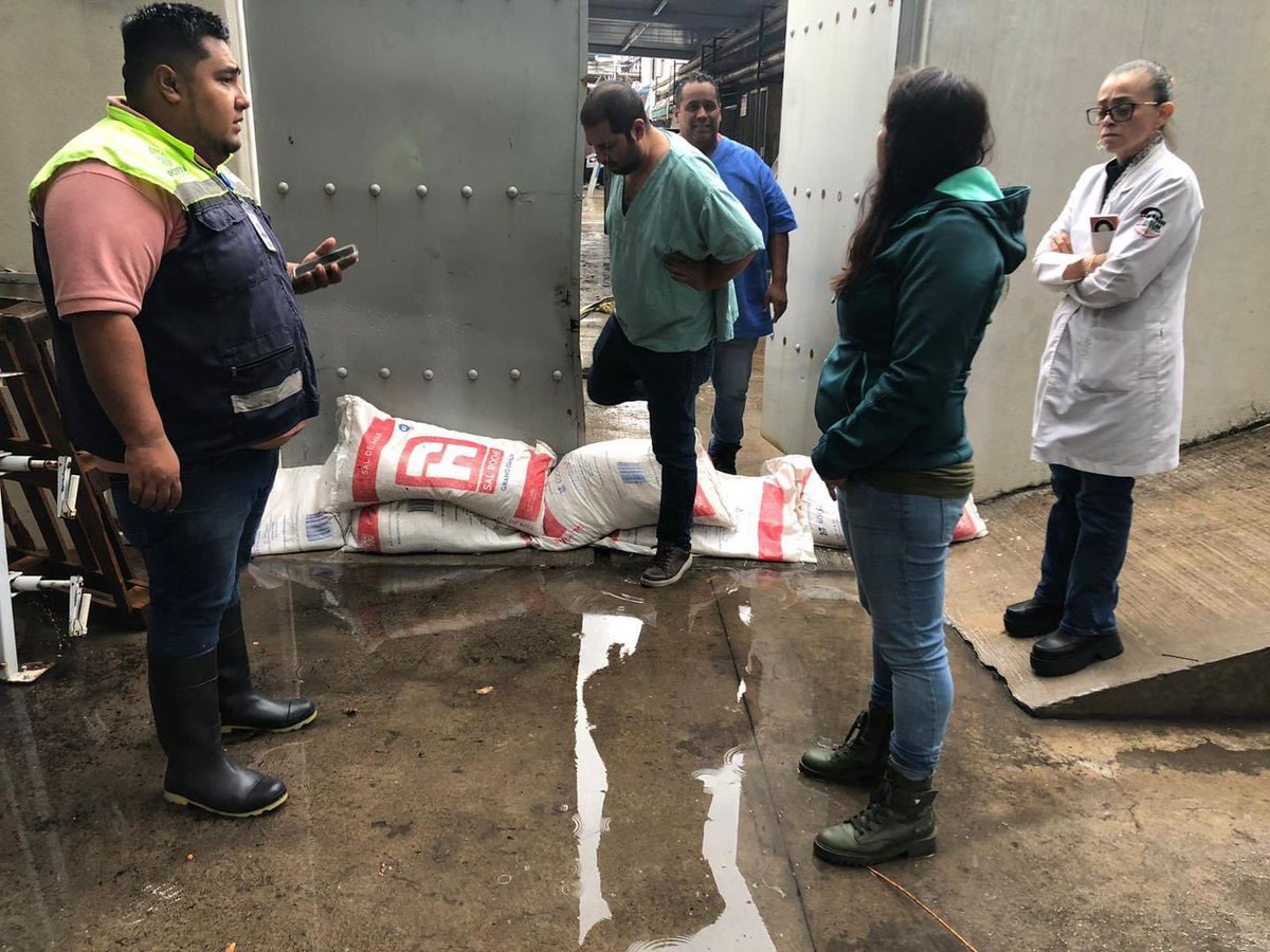 OmarNNoticias's tweet photo. #Enterate | SE INDUNDA EN HOSPITAL DE CUAUHTÉMOC 

Personal de protección civil apoya en el Hospital General número 2 del IMSS donde se reporta el ingreso de agua a zona de calderas la cual se encuentra a lado de sub estación eléctrica https://t.co/r3gFylHh4P