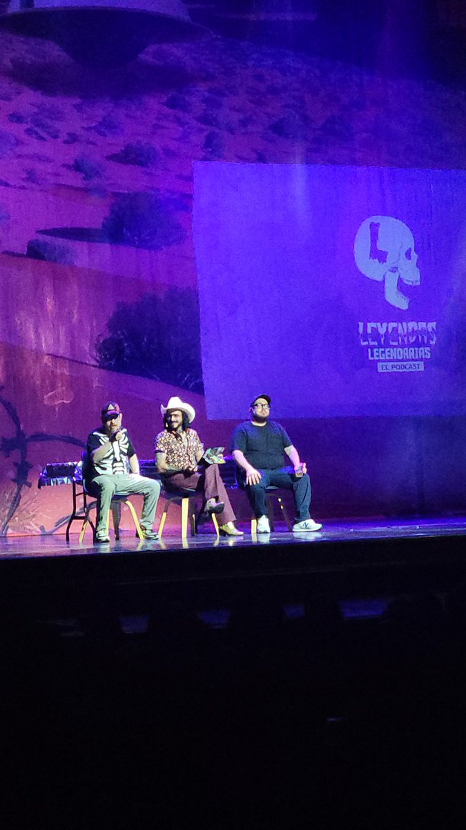 LalaCrdva's tweet photo. Excelente noche macabrosa con @LeyendasPodcast @ElBadiablo #TeatroLux https://t.co/kwOLRq7HJR