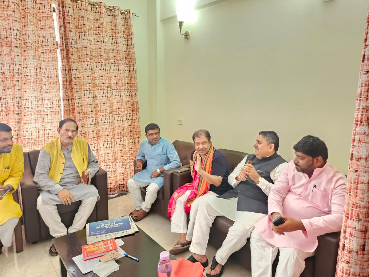 brijkishort's tweet photo. माननीय बिहार विधान परिषद सदस्य और बिहार सरकार के राजस्व एवं भूमि सुधार विभाग के मंत्री @DilipJaiswalBJP जी को बिहार भाजपा का प्रदेश अध्यक्ष बनने पर हार्दिक बधाई और शुभकामनाएं। - हमारे विधानसभा चेनारी के विधायक और पूर्व पंचायत राज मंत्री @murarigautammla जी https://t.co/XxpE6y2vyQ