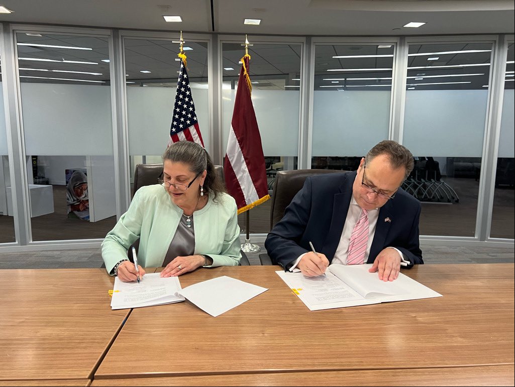 Latvian_MFA's tweet image. .@Latvian_MFA &amp;amp; @USAID have signed the MoU on promoting digital transformation in partner countries. 🇱🇻🤝🇺🇸
 
The MoU promotes closer 🇱🇻🇺🇸 cooperation by providing digitalisation support to partner countries particularly in the EU 🇪🇺 Eastern Partnership, Central Asia &amp;amp; Africa.…