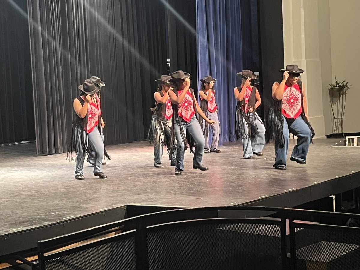 Docpittman1's tweet photo. Enjoyed seeing our students perform at Heritage High School Open House!! I’m excited to serve our school community! #OurHeritage @HHS_Conyers https://t.co/gFIS0Vg9Qb