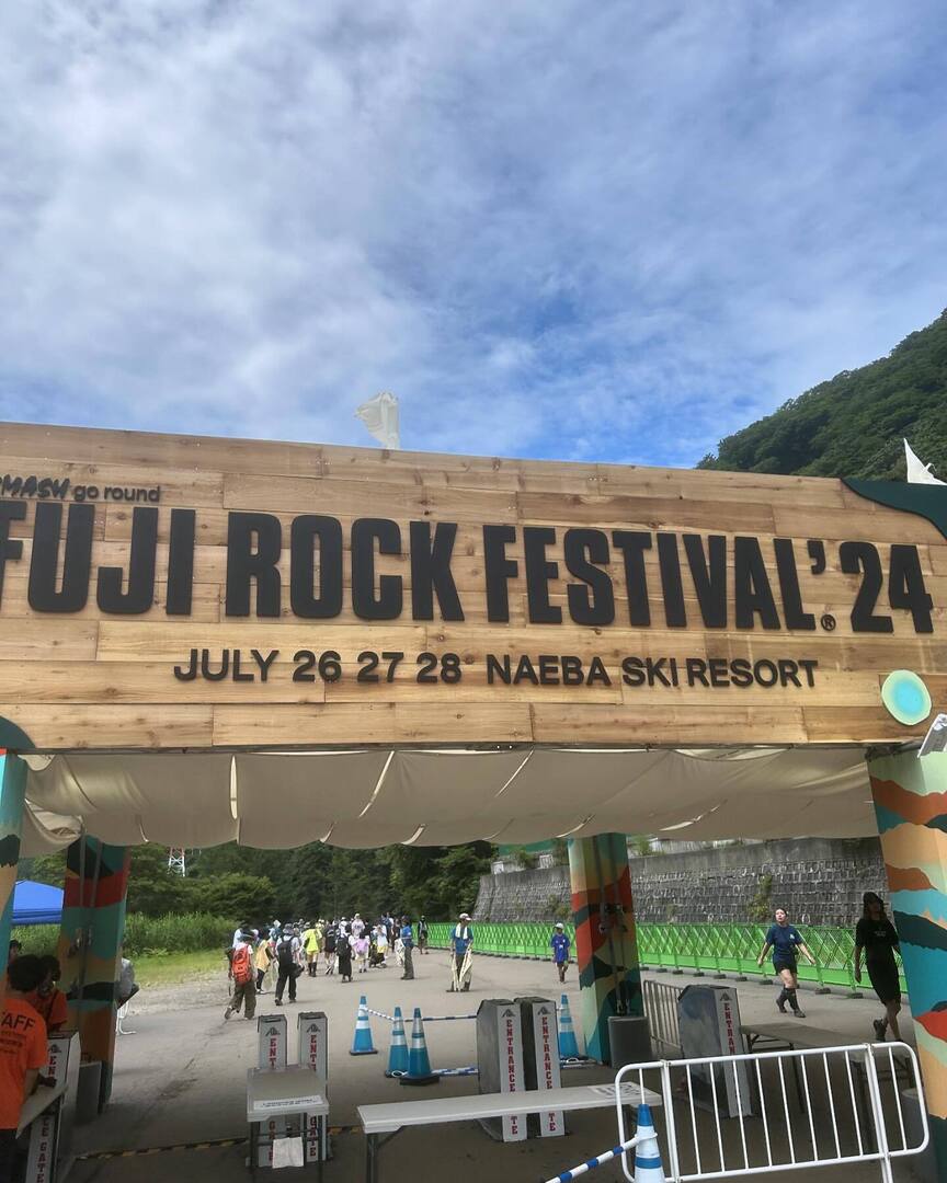 sndsvc's tweet photo. 今年も来ました🍺
#fujirock
実は10時前に着いてて呑んで寝てからゲートインした笑 https://t.co/LGFDtX48oM https://t.co/KFgVNH1rdE