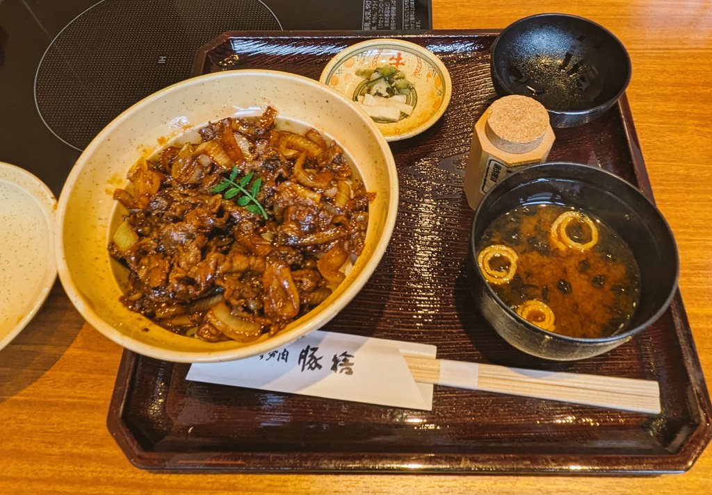 Y69108377's tweet photo. 伊勢神宮エリアに暖簾を構える名店の牛丼、東京駅KITTEでも味わえます。伊勢肉の牛丼はもちろん、ミンチカツやコロッケも絶品です。味は濃いめなのでガッツリな気分な時はぜひ！
#豚捨 #牛丼 #ミンチカツ #コロッケ https://t.co/ZBYJvRzk9K